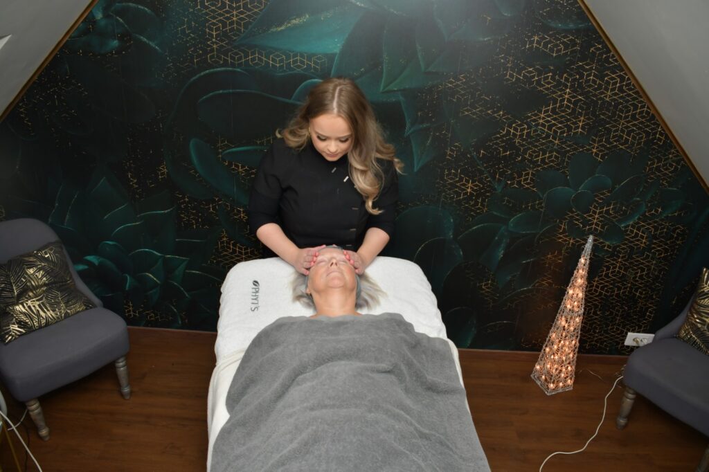 Elise pendant un soin du visage