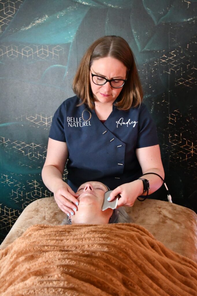 Audrey réalise un soin du visage